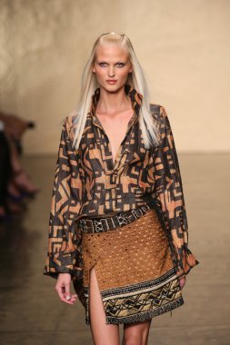 donna karan Show'da pist model yürür