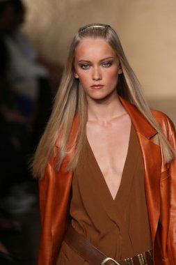 donna karan Show'da pist model yürür