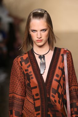 donna karan Show'da pist model yürür