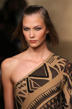 Karlie kloss donna karan moda show