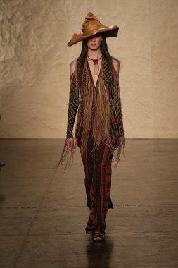donna karan Show'da pist model yürür