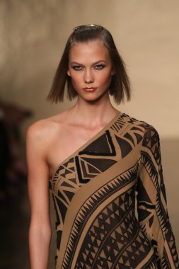 Karlie kloss donna karan moda show