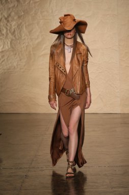 donna karan Show'da pist model yürür