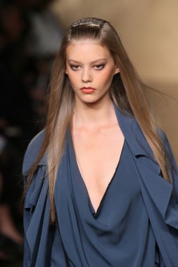 donna karan Show'da pist model yürür