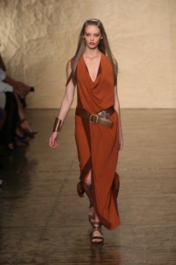 donna karan Show'da pist model yürür