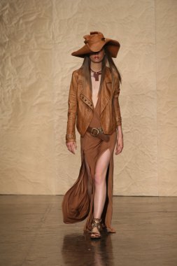 donna karan defilede model yürür