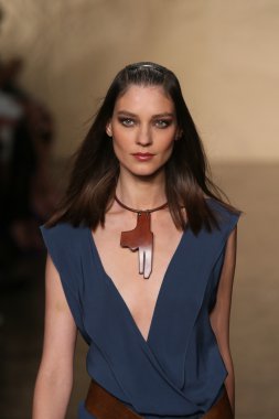 donna karan defilede model yürür