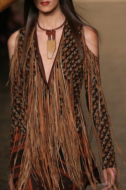 donna karan defilede model yürür