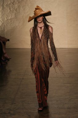 donna karan defilede model yürür