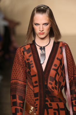 donna karan defilede model yürür