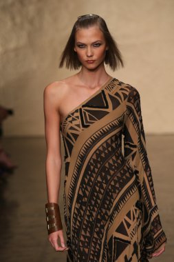 Karlie, kloss ay donna karan defile