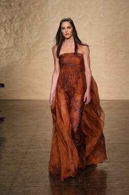 donna karan defilede model yürür