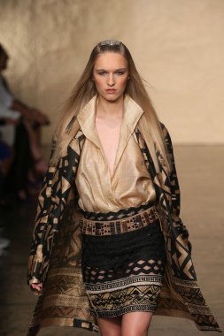 donna karan defilede model yürür
