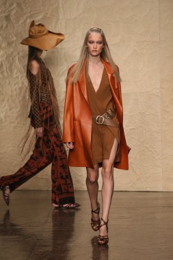 donna karan defilede model yürür