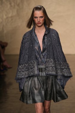 donna karan defilede model yürür