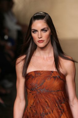 donna karan defilede model yürür