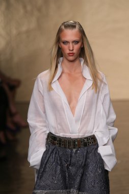 donna karan defilede model yürür