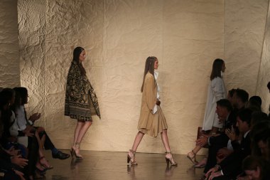 donna karan defilede modeller yürümek