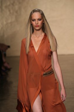 donna karan defilede model yürür