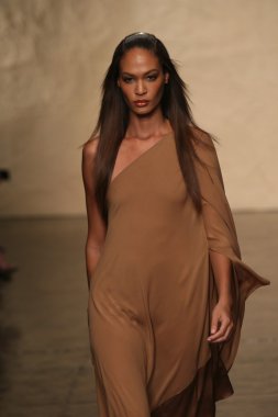 donna karan defilede model yürür