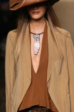 donna karan defilede model yürür