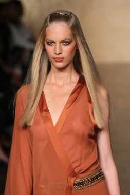 donna karan defilede model yürür