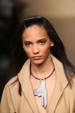 donna karan defilede model yürür