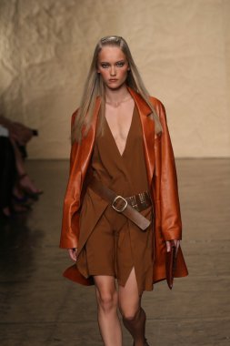 donna karan defilede model yürür