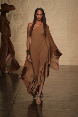 donna karan defilede model yürür