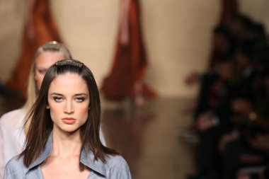 donna karan defilede modeller yürümek