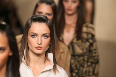 donna karan defilede modeller yürümek