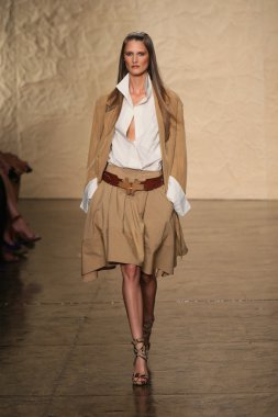 donna karan defilede model yürür