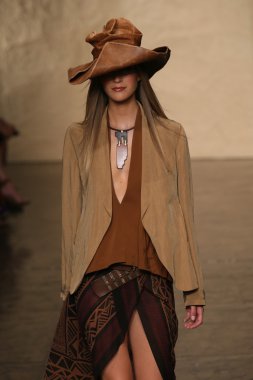 donna karan defilede model yürür