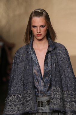 donna karan defilede model yürür