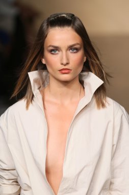 donna karan defilede model yürür