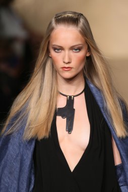 donna karan defilede model yürür