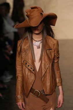 donna karan defilede model yürür