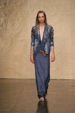 donna karan defilede model yürür