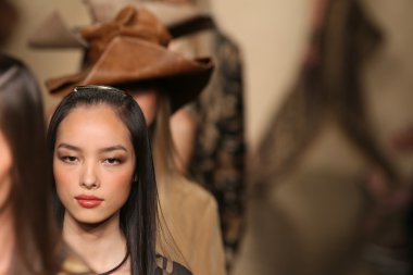 donna karan defilede modeller yürümek