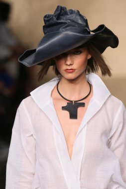 Karlie, kloss ay donna karan defile