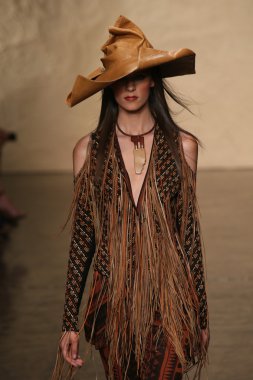 donna karan defilede model yürür