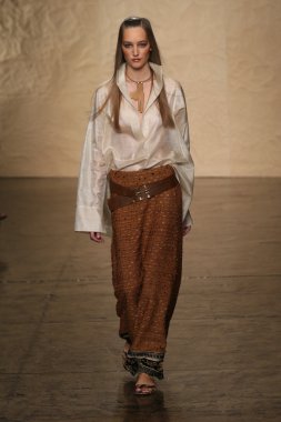 donna karan defilede model yürür