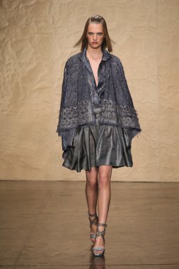 donna karan defilede model yürür