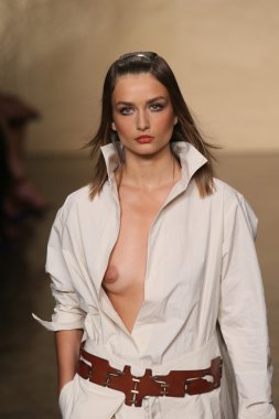 donna karan defilede model yürür