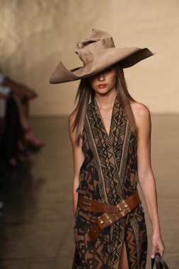 donna karan defilede model yürür