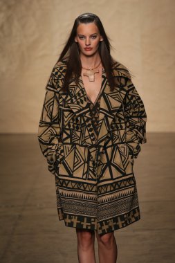 donna karan defilede model yürür