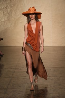 donna karan defilede model yürür