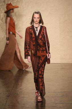 donna karan defilede model yürür