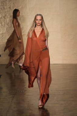 donna karan defilede model yürür