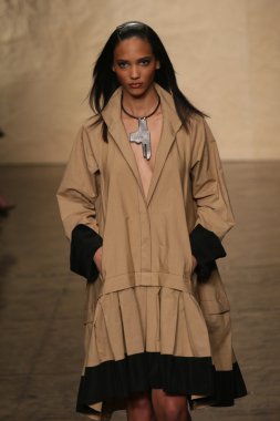 donna karan defilede model yürür
